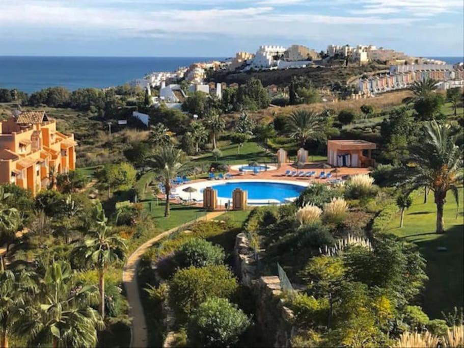 Penthouse Paradiso: 2Br Oasis In Casares Del Sol Extérieur photo