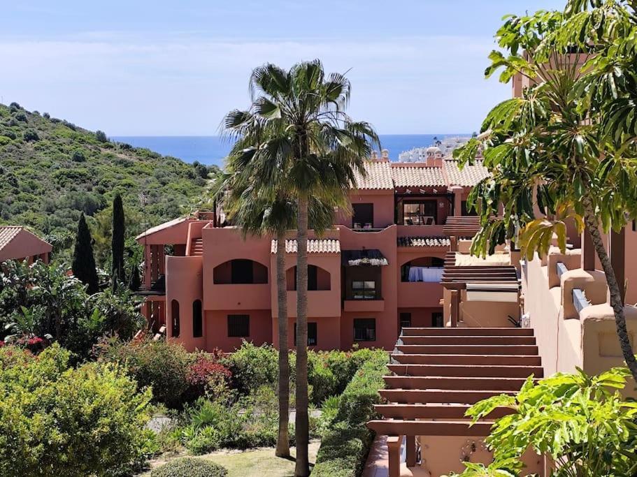 Penthouse Paradiso: 2Br Oasis In Casares Del Sol Extérieur photo