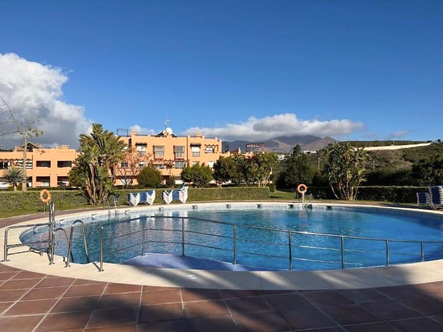 Penthouse Paradiso: 2Br Oasis In Casares Del Sol Extérieur photo
