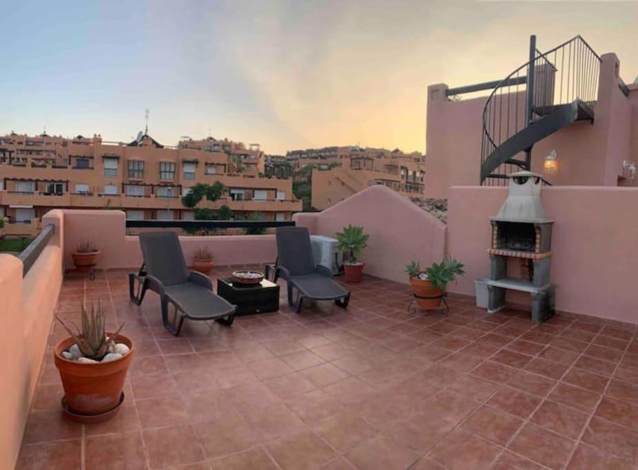 Penthouse Paradiso: 2Br Oasis In Casares Del Sol Extérieur photo