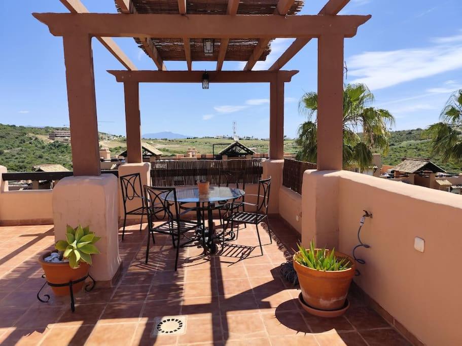 Penthouse Paradiso: 2Br Oasis In Casares Del Sol Extérieur photo