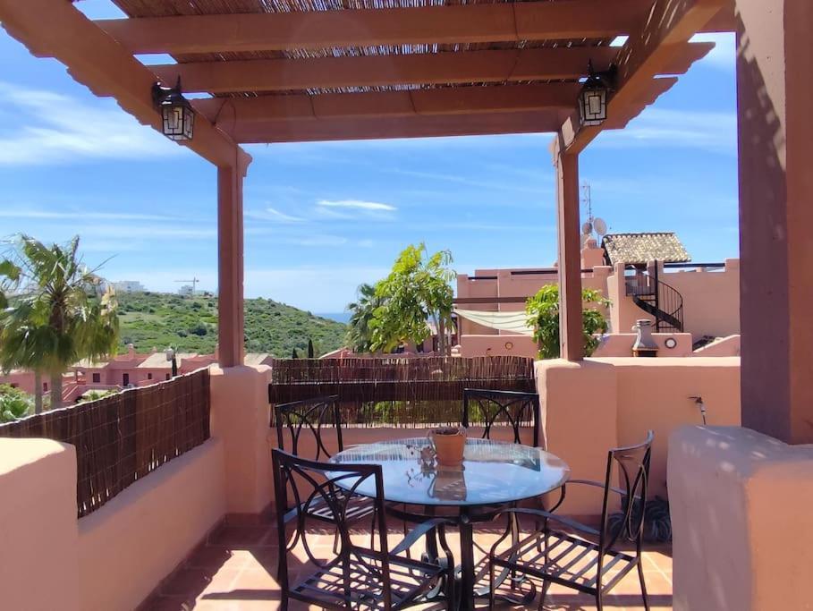 Penthouse Paradiso: 2Br Oasis In Casares Del Sol Extérieur photo