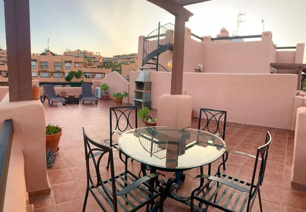Penthouse Paradiso: 2Br Oasis In Casares Del Sol Extérieur photo
